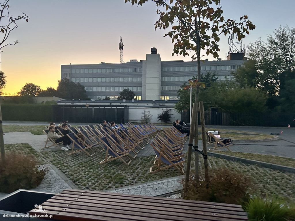 Uczelniane kino plenerowe