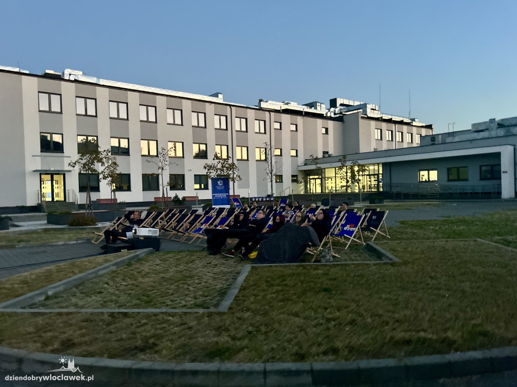 Uczelniane kino plenerowe