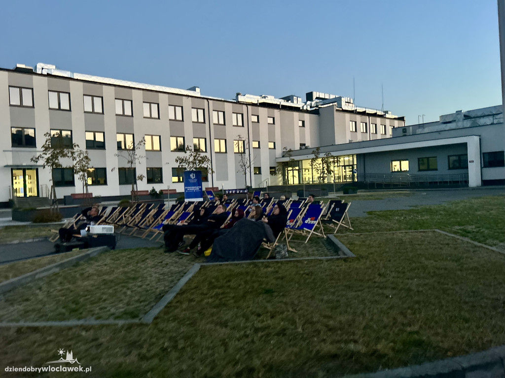 Uczelniane kino plenerowe
