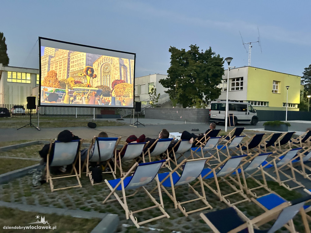 Uczelniane kino plenerowe