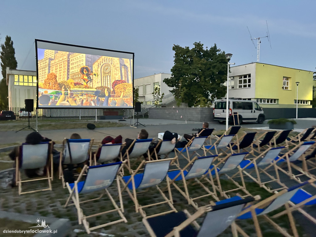 Uczelniane kino plenerowe