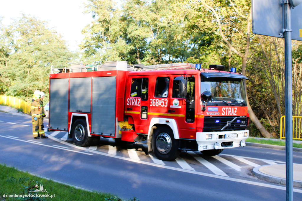 Lipnowska: samochód wjechał w bariery