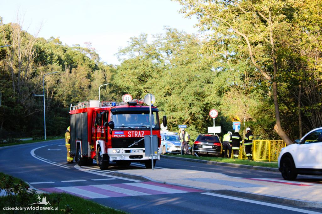Lipnowska: samochód wjechał w bariery