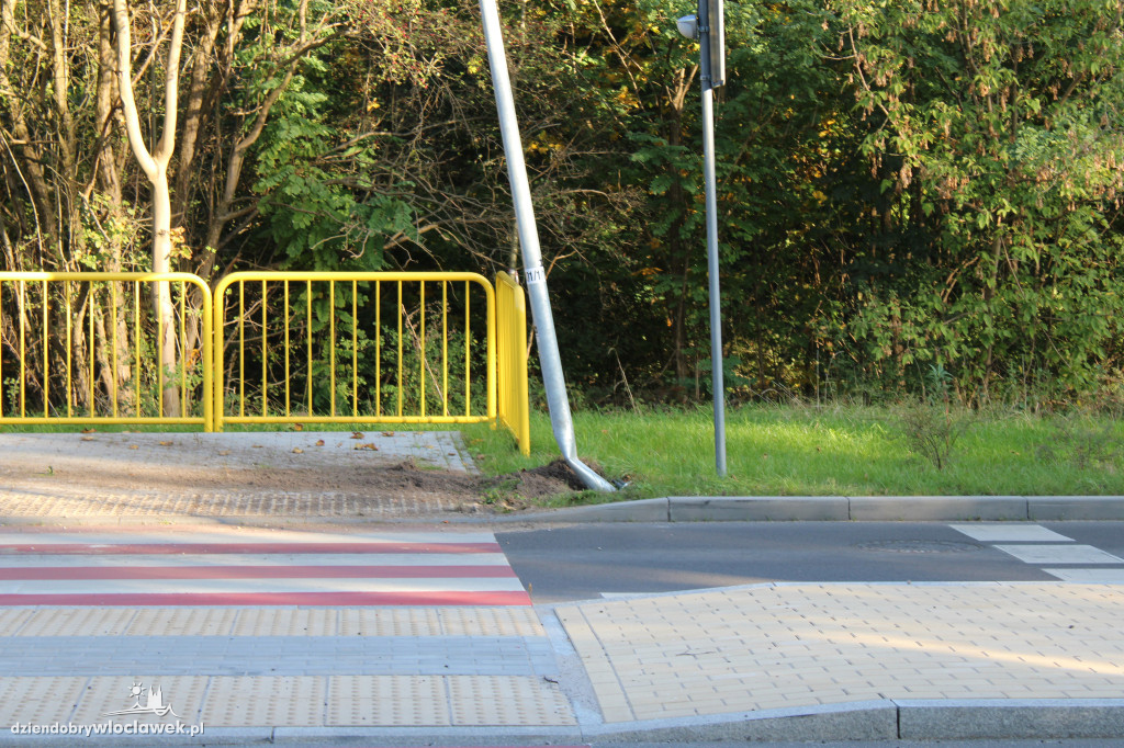 Lipnowska: samochód wjechał w bariery