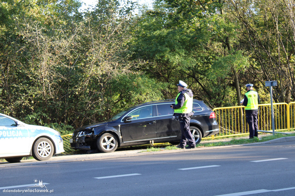 Lipnowska: samochód wjechał w bariery