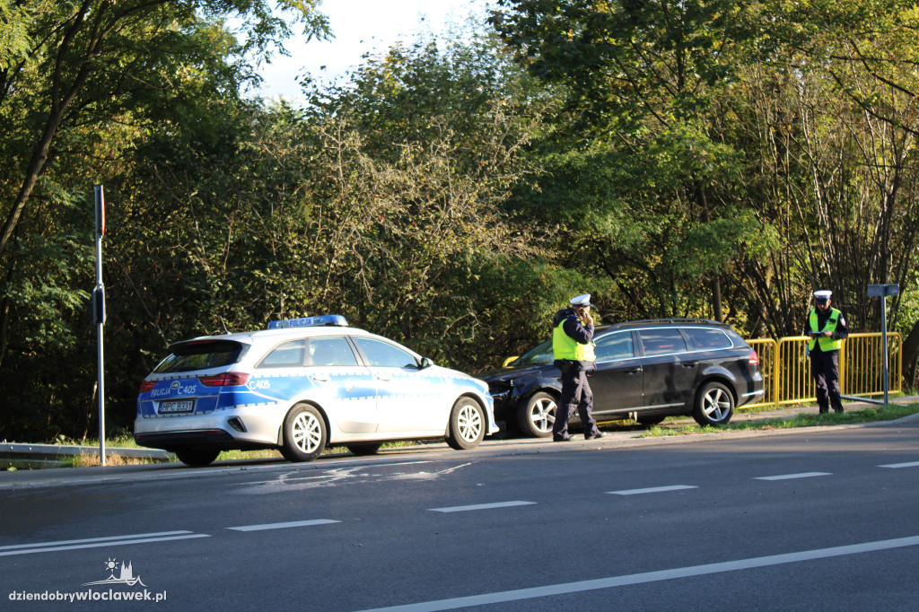 Lipnowska: samochód wjechał w bariery