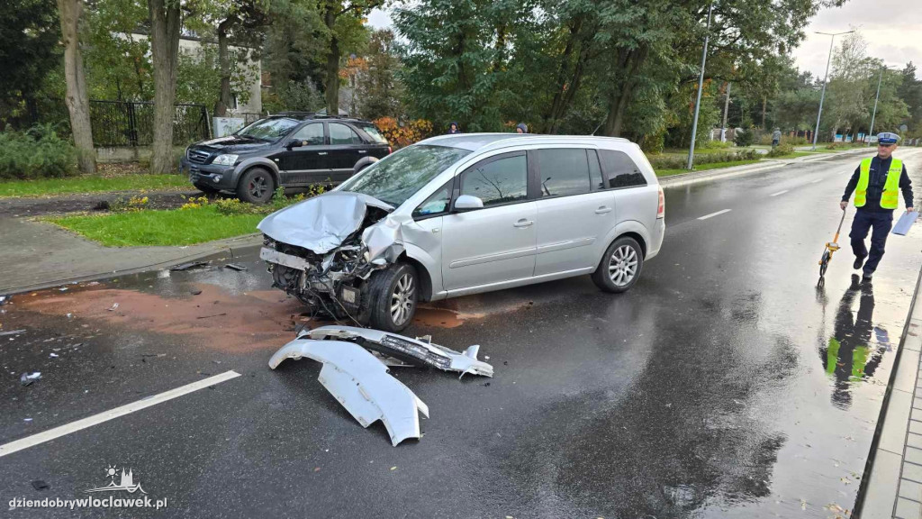 Zderzenie 2 samochodów na al. Jana Pawła II