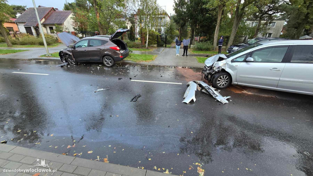 Zderzenie 2 samochodów na al. Jana Pawła II