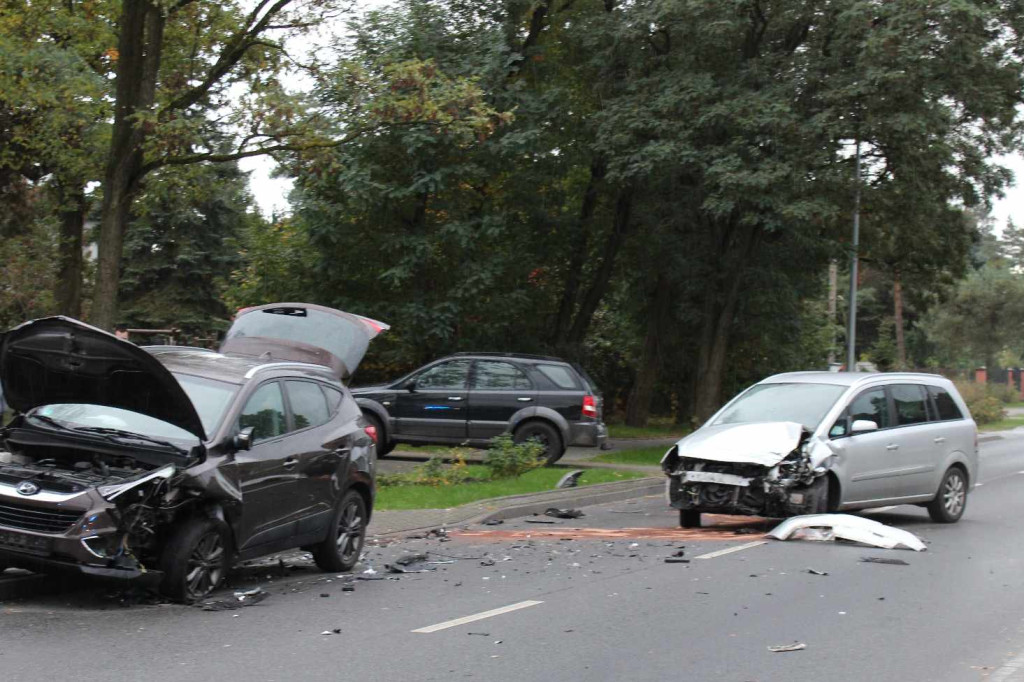 Zderzenie 2 samochodów na al. Jana Pawła II