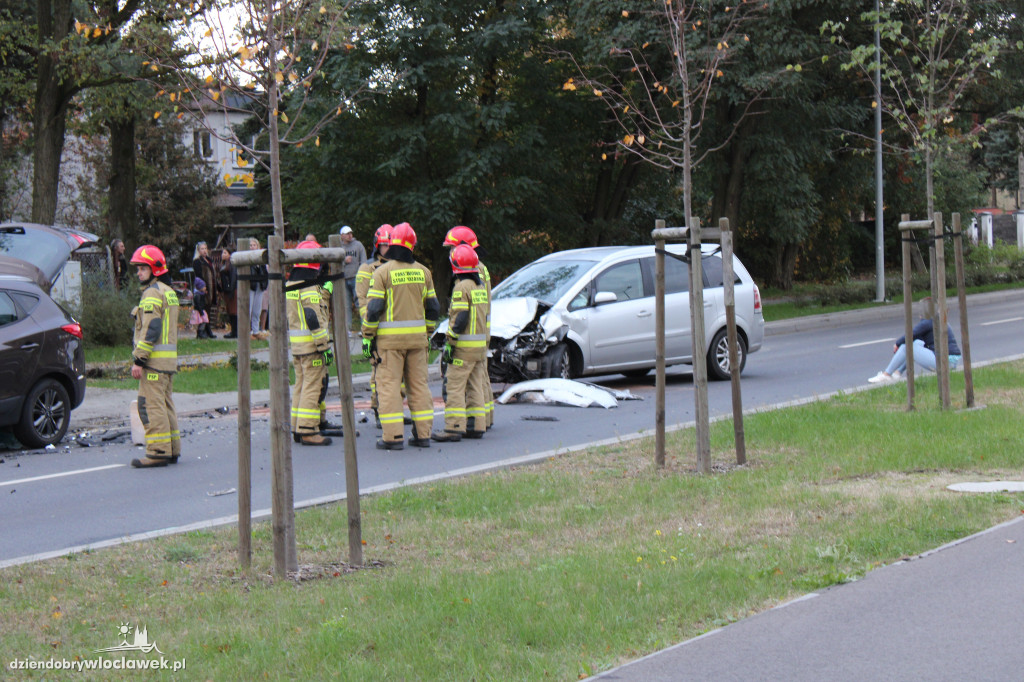 Zderzenie 2 samochodów na al. Jana Pawła II