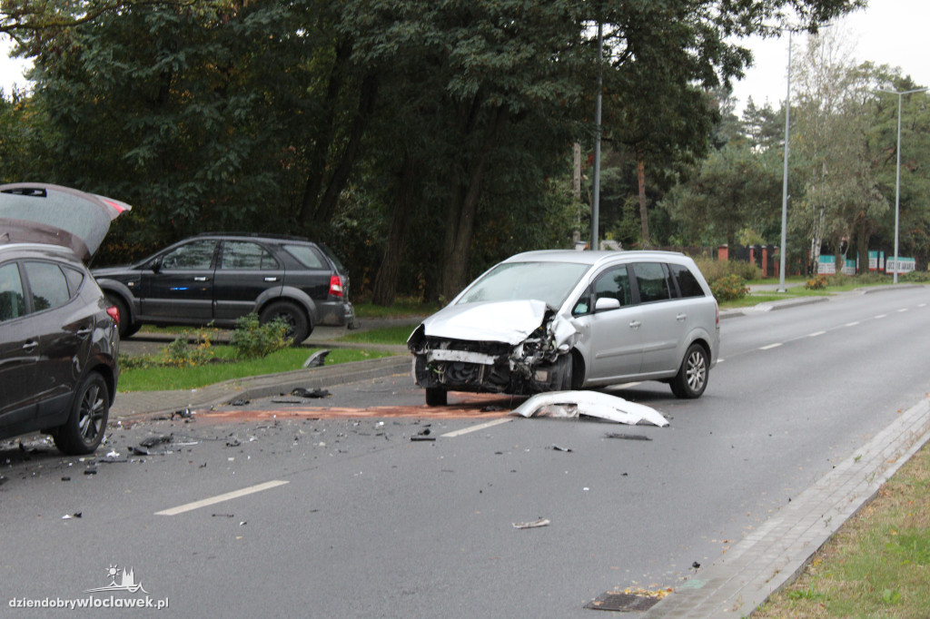 Zderzenie 2 samochodów na al. Jana Pawła II