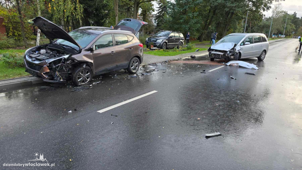 Zderzenie 2 samochodów na al. Jana Pawła II