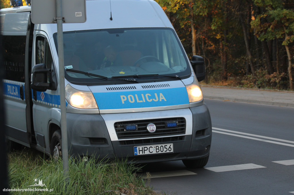Wypadek w Michelinie - dostawczak dachował