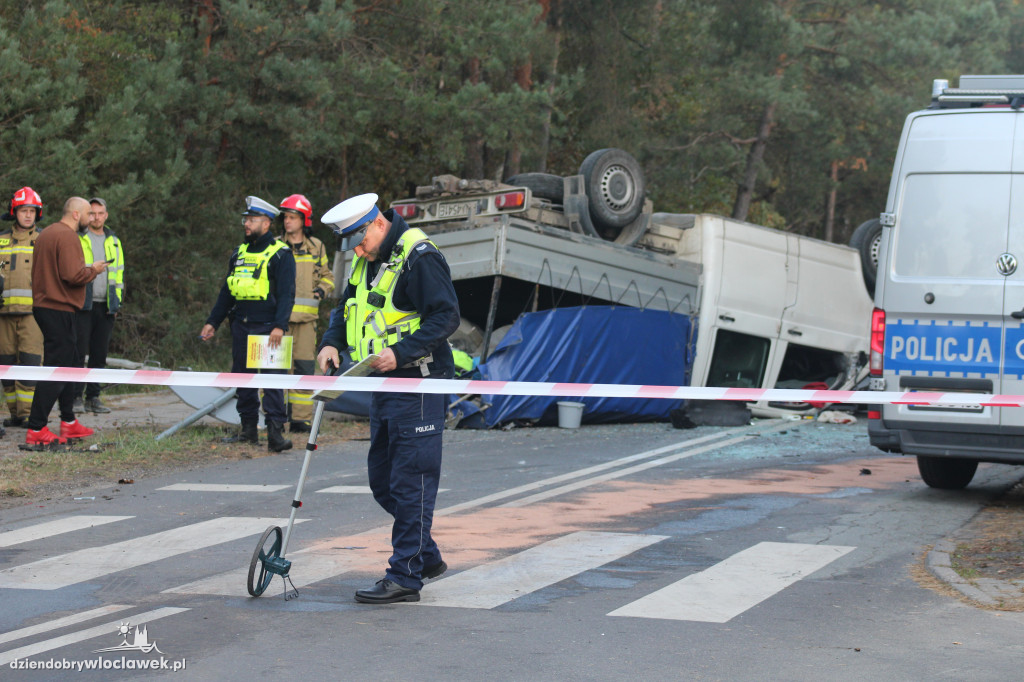 Wypadek w Michelinie - dostawczak dachował