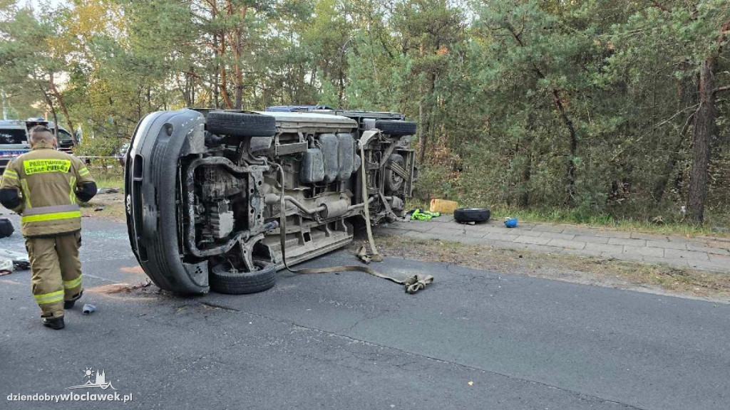 Wypadek w Michelinie - dostawczak dachował