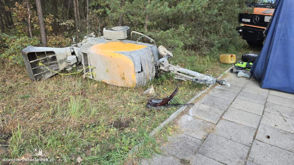 Wypadek w Michelinie - dostawczak dachował