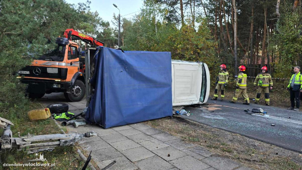 Wypadek w Michelinie - dostawczak dachował