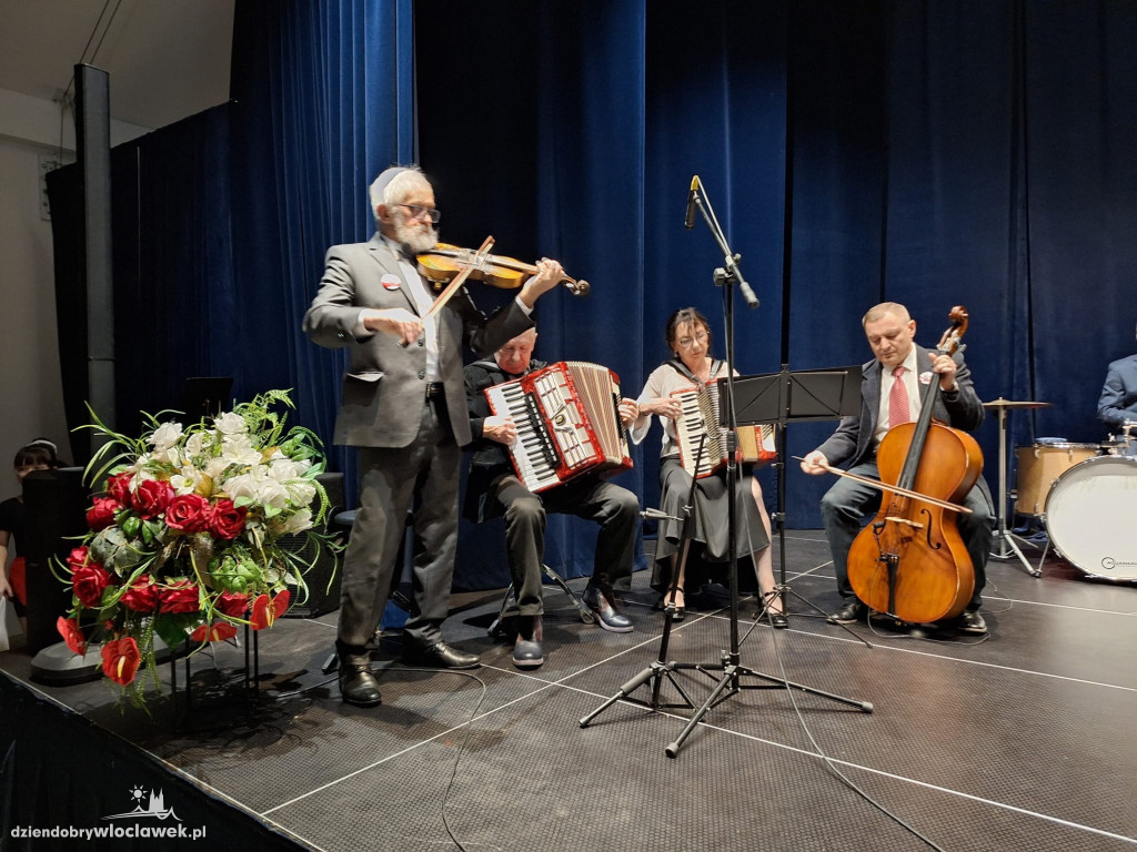 Obchody 11 Listopada w Smólniku