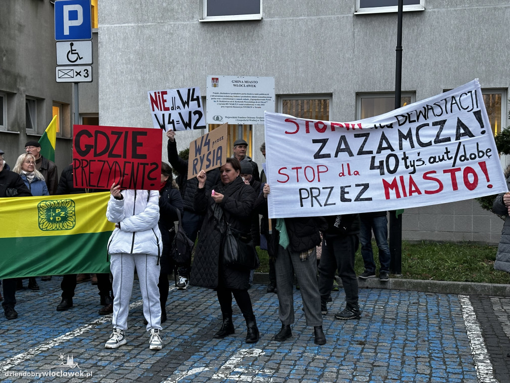 Pikieta mieszkańców Włocławka pod ratuszem