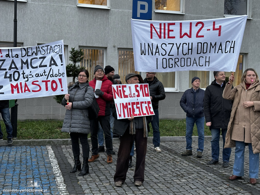 Pikieta mieszkańców Włocławka pod ratuszem