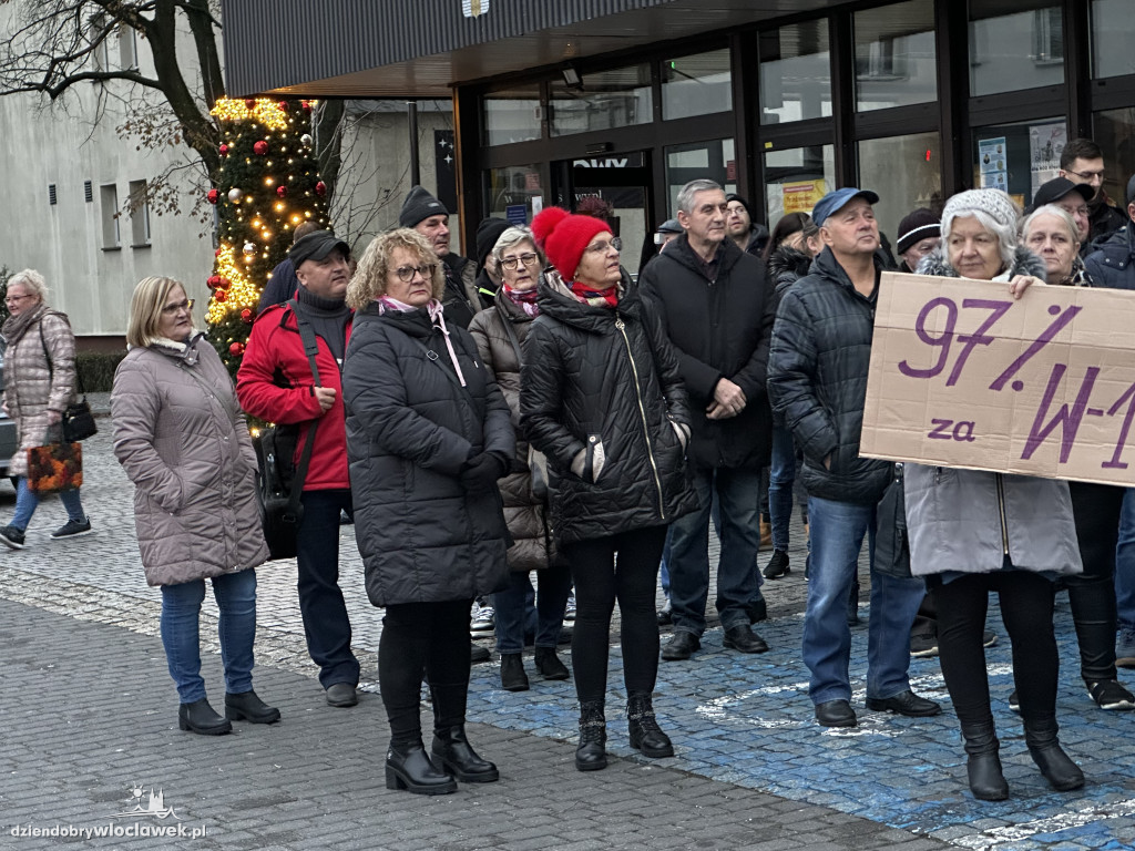 Pikieta mieszkańców Włocławka pod ratuszem