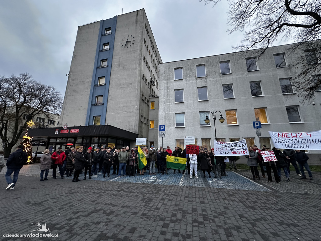 Pikieta mieszkańców Włocławka pod ratuszem