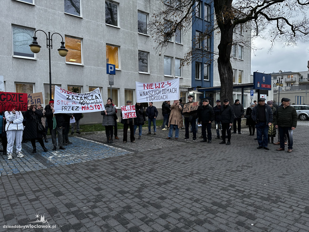 Pikieta mieszkańców Włocławka pod ratuszem