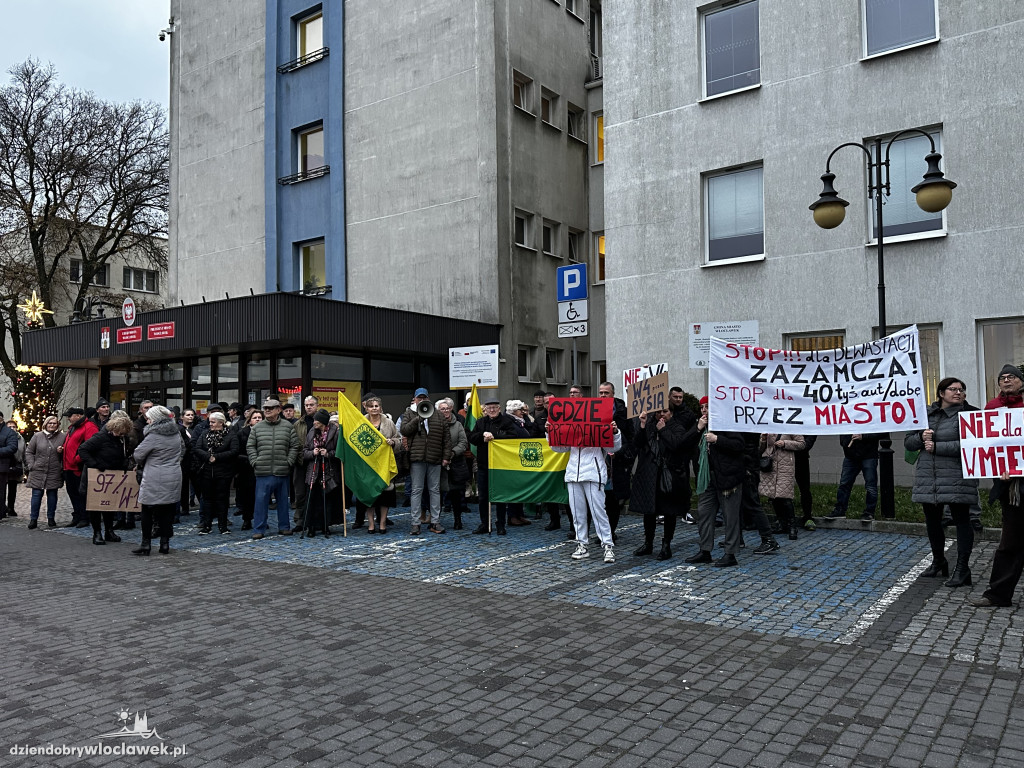 Pikieta mieszkańców Włocławka pod ratuszem