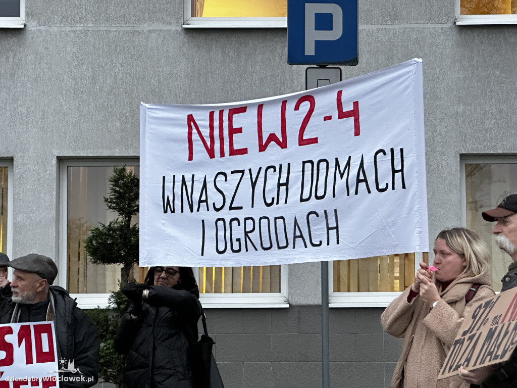 Pikieta mieszkańców Włocławka pod ratuszem