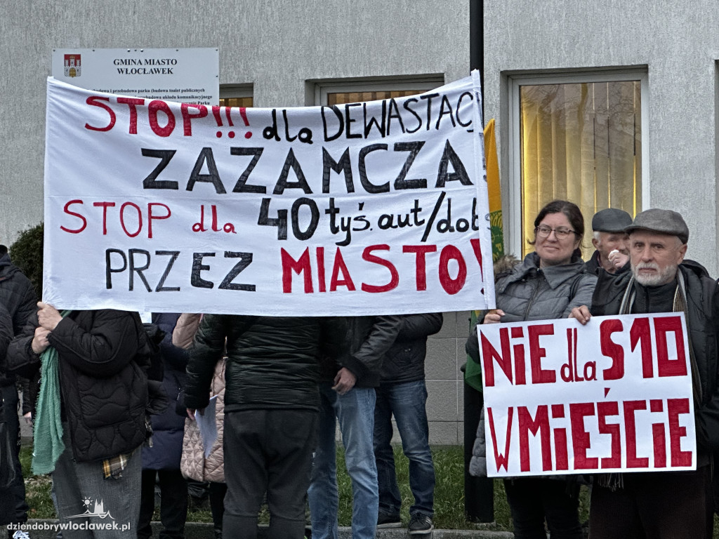 Pikieta mieszkańców Włocławka pod ratuszem
