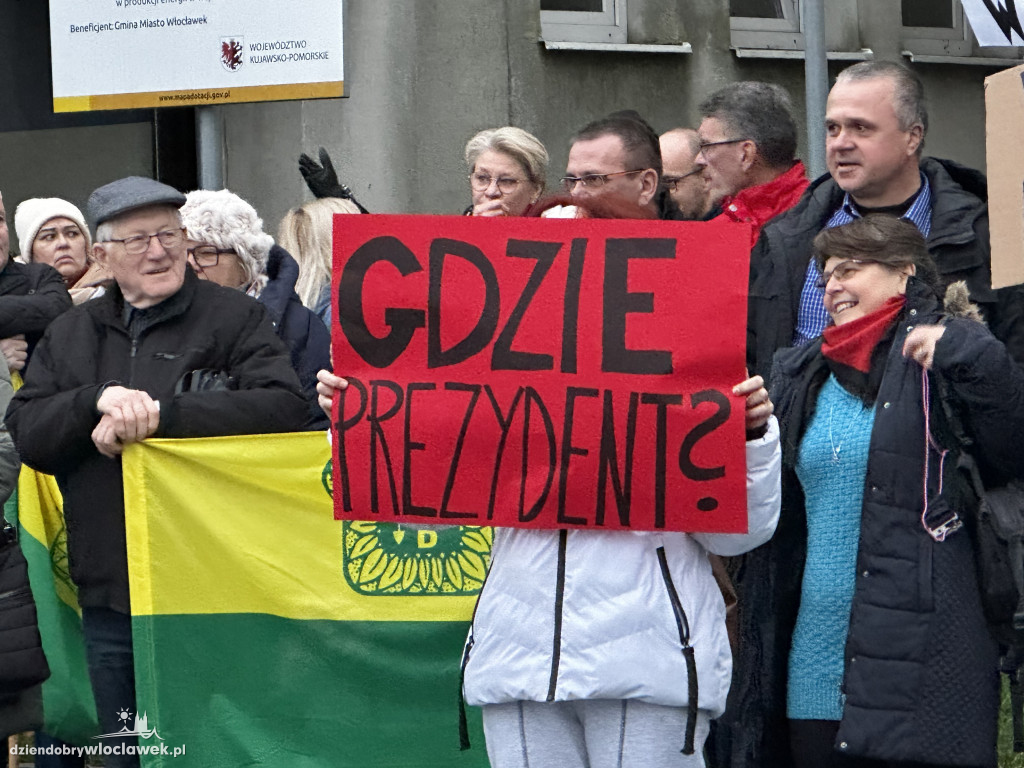 Pikieta mieszkańców Włocławka pod ratuszem