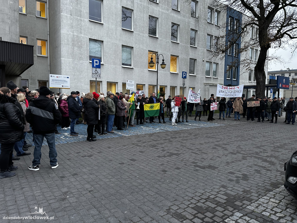 Pikieta mieszkańców Włocławka pod ratuszem