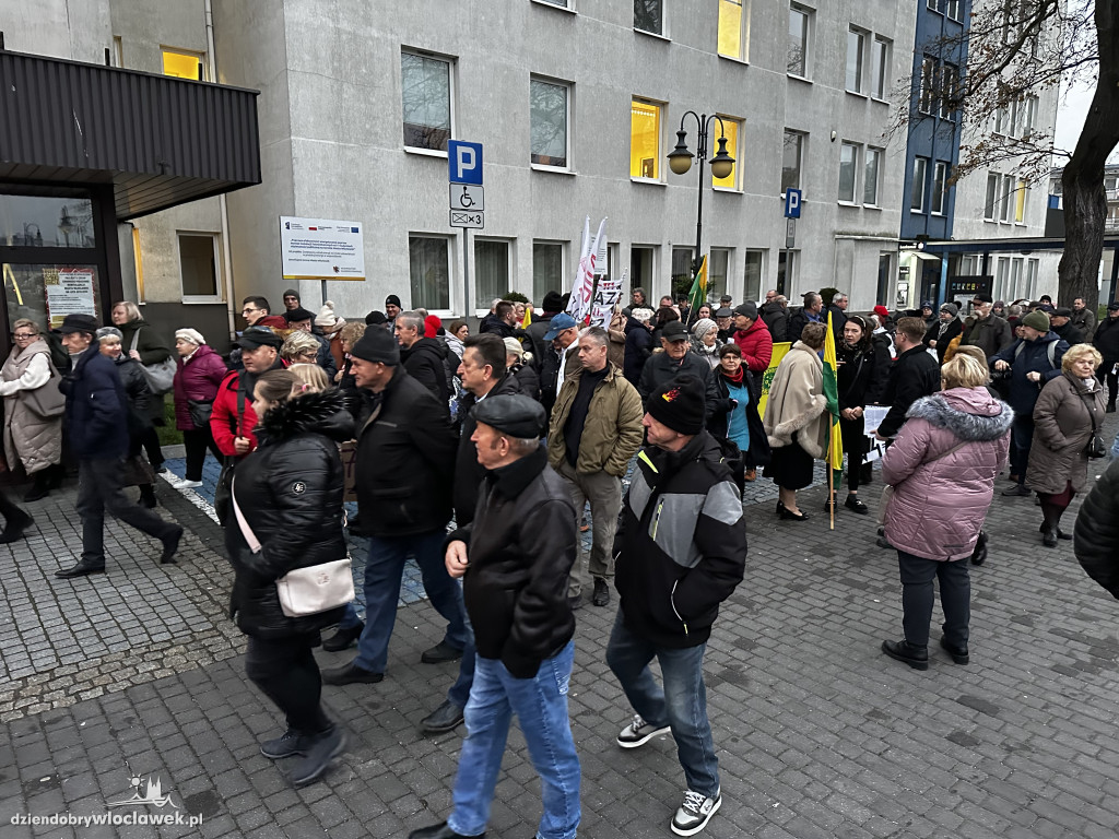 Pikieta mieszkańców Włocławka pod ratuszem