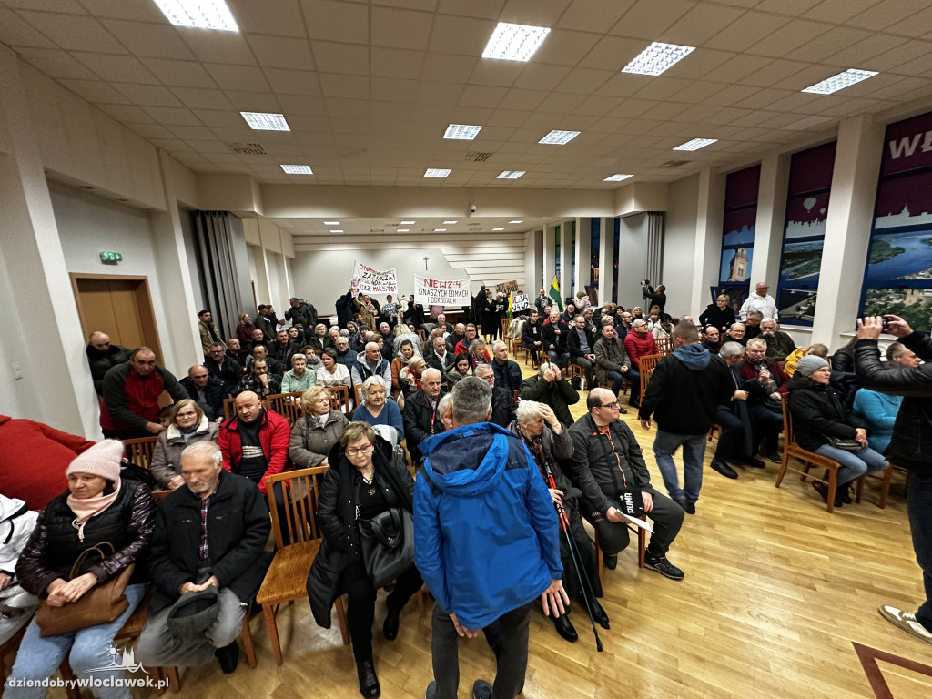 Pikieta mieszkańców Włocławka pod ratuszem