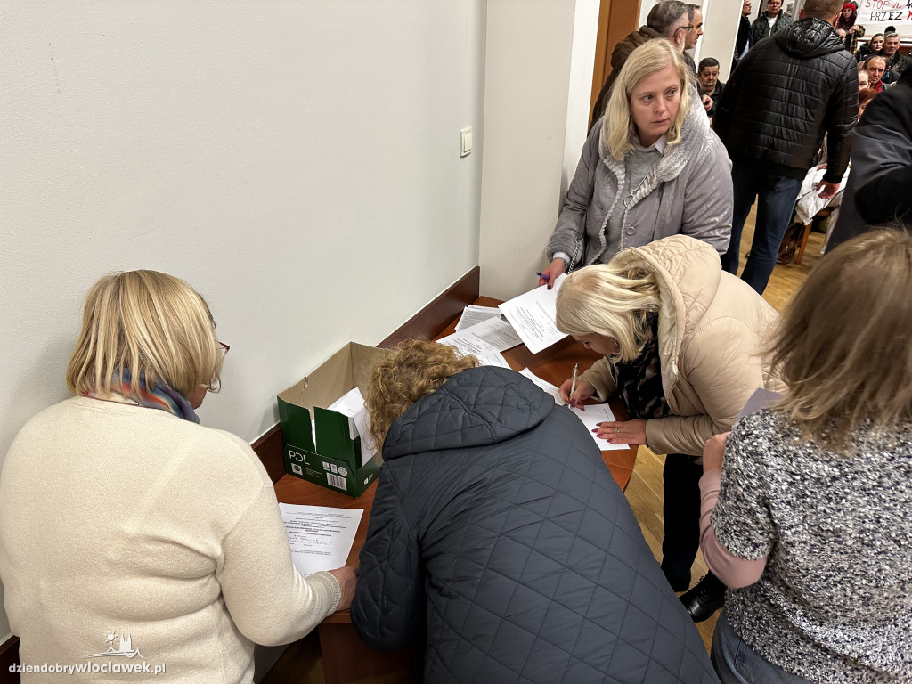 Pikieta mieszkańców Włocławka pod ratuszem