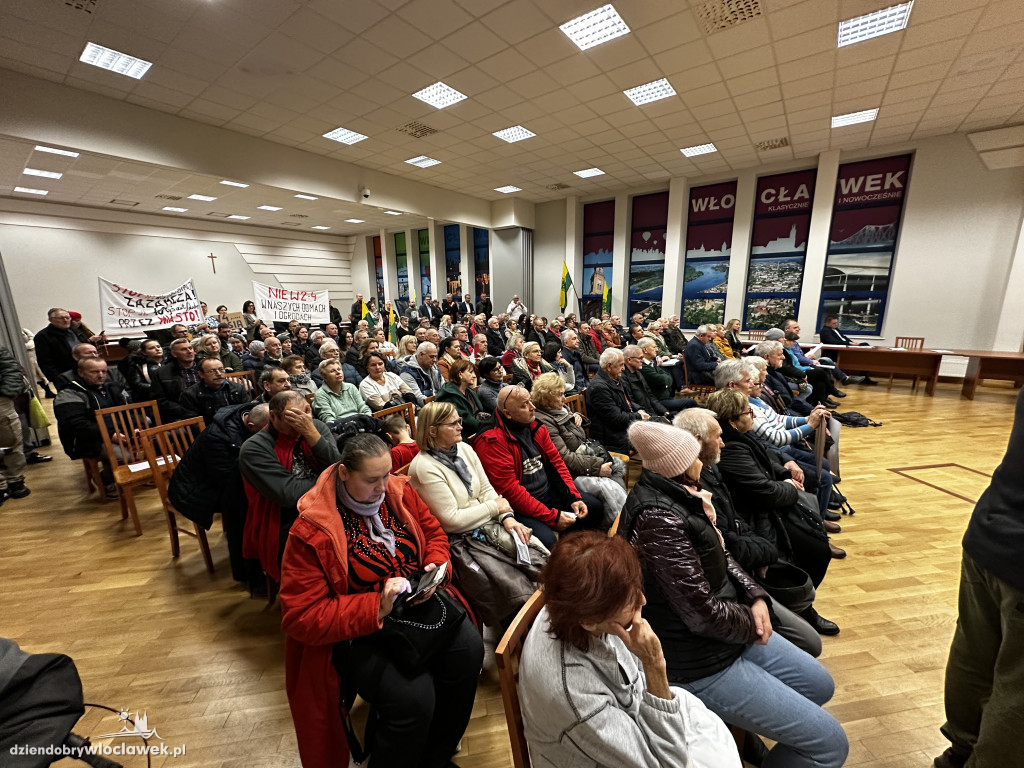 Pikieta mieszkańców Włocławka pod ratuszem