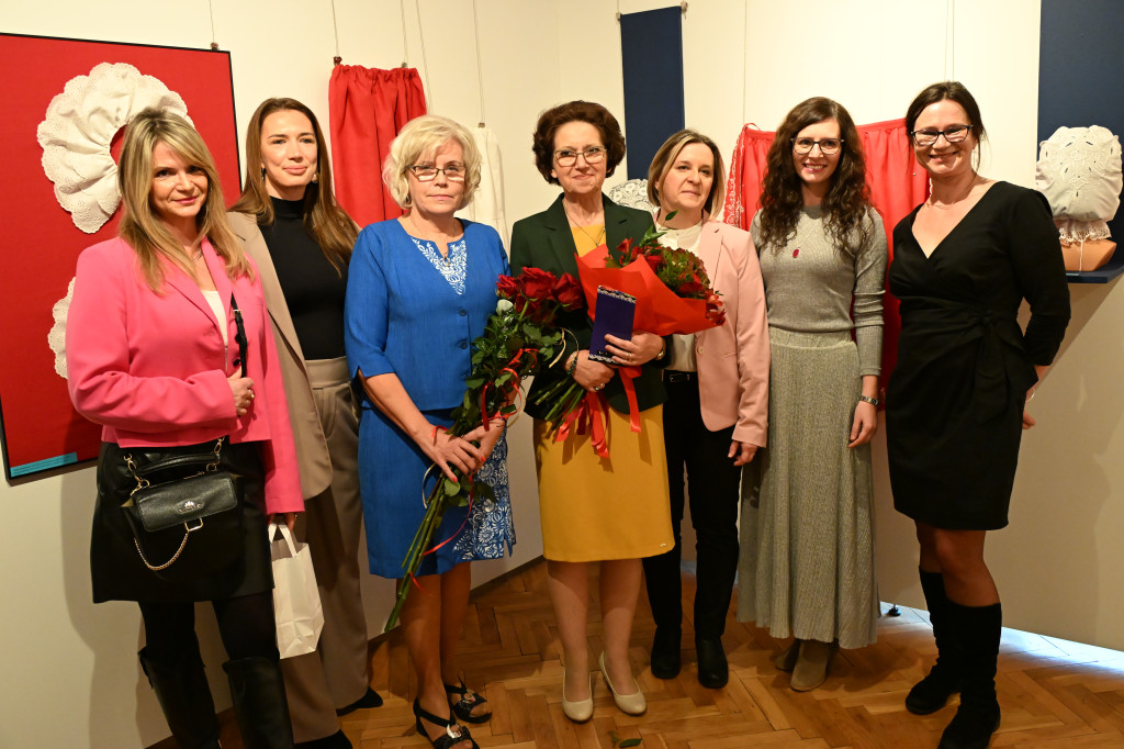 Haftowane, malowane - wystawa Krystyny Zagrabskiej