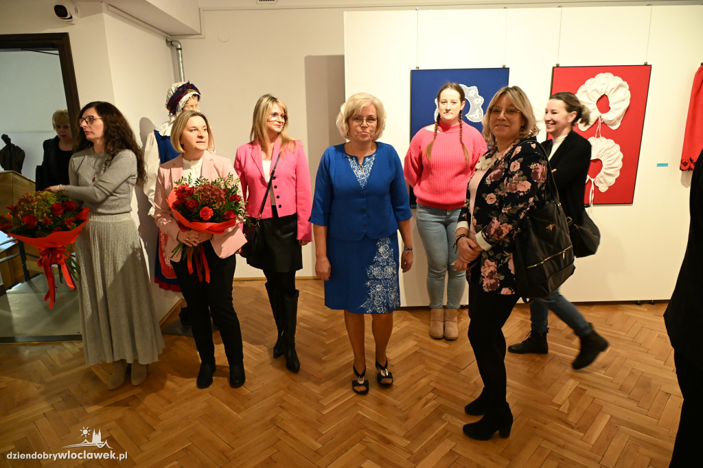 Haftowane, malowane - wystawa Krystyny Zagrabskiej