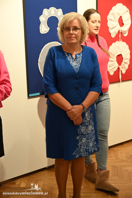 Haftowane, malowane - wystawa Krystyny Zagrabskiej