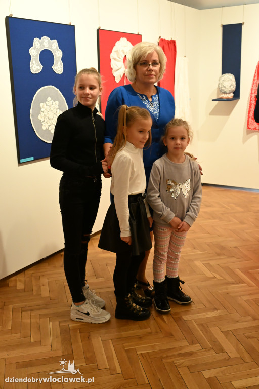 Haftowane, malowane - wystawa Krystyny Zagrabskiej