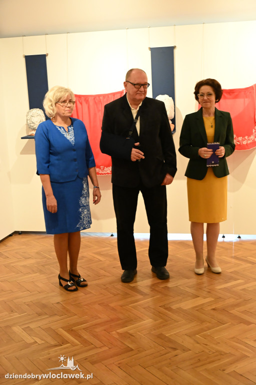 Haftowane, malowane - wystawa Krystyny Zagrabskiej