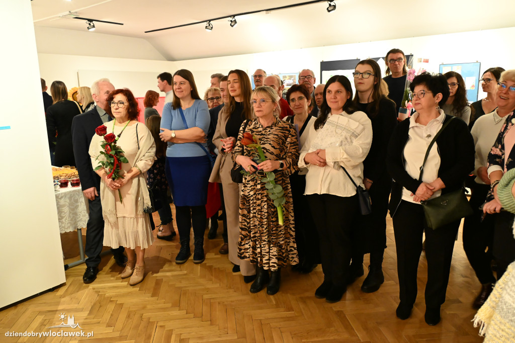 Haftowane, malowane - wystawa Krystyny Zagrabskiej