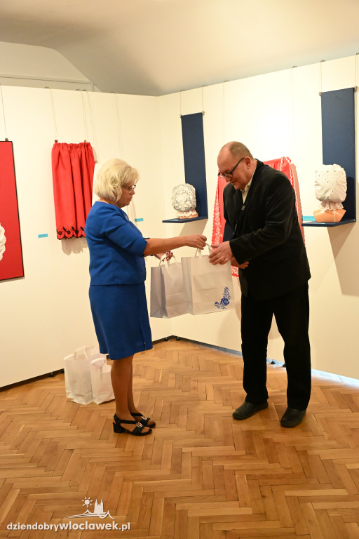 Haftowane, malowane - wystawa Krystyny Zagrabskiej