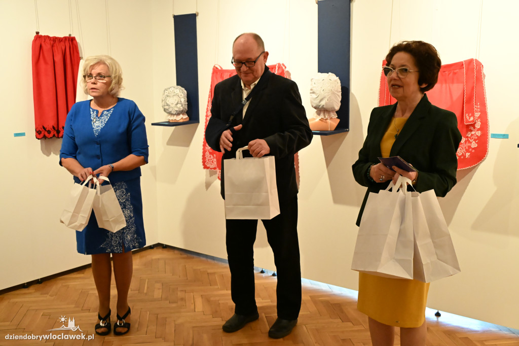 Haftowane, malowane - wystawa Krystyny Zagrabskiej