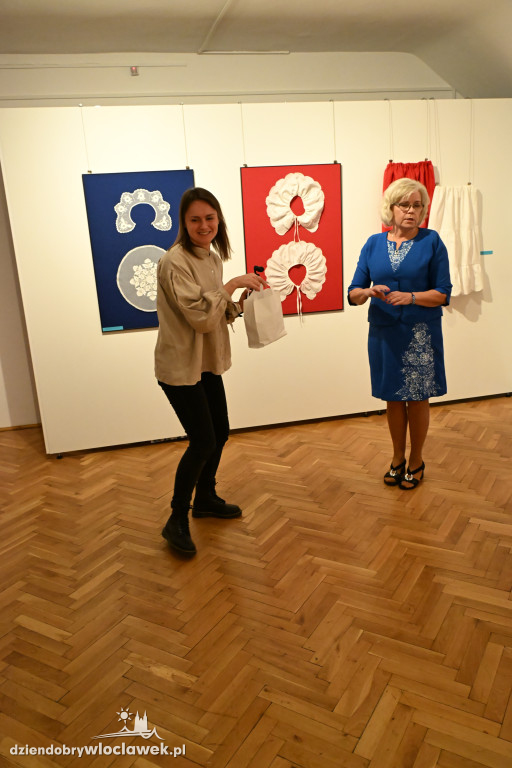 Haftowane, malowane - wystawa Krystyny Zagrabskiej
