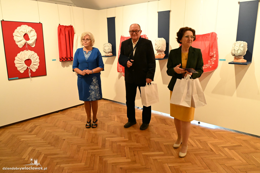 Haftowane, malowane - wystawa Krystyny Zagrabskiej