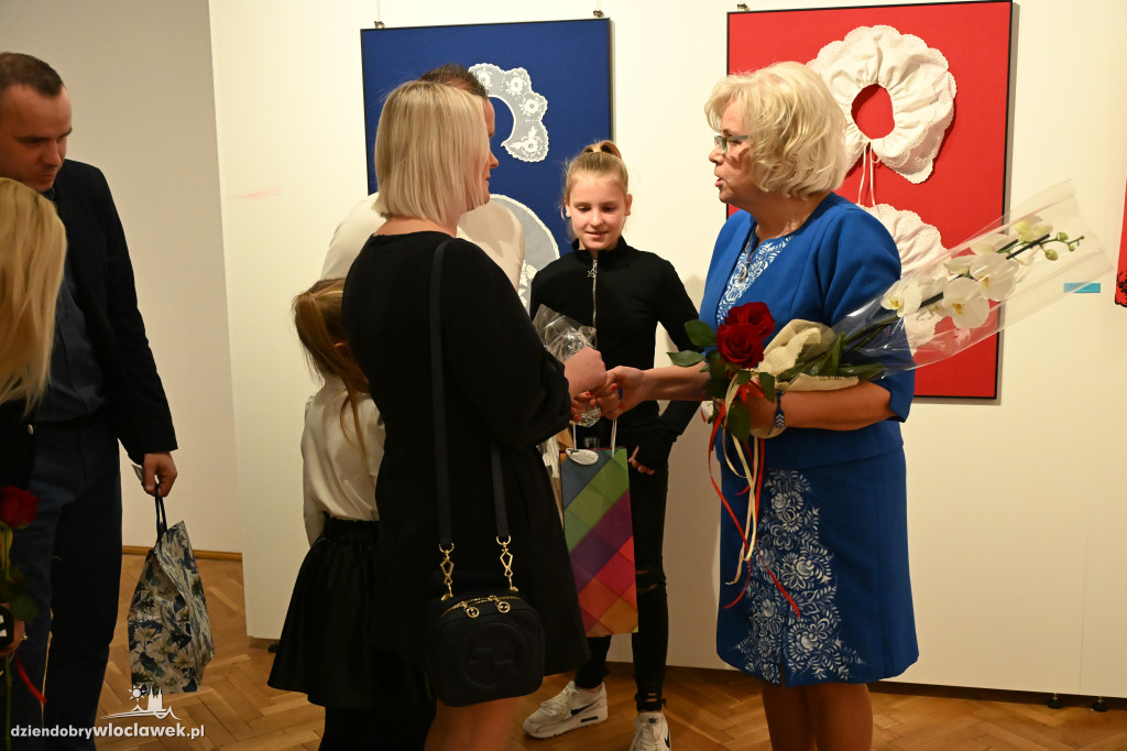 Haftowane, malowane - wystawa Krystyny Zagrabskiej