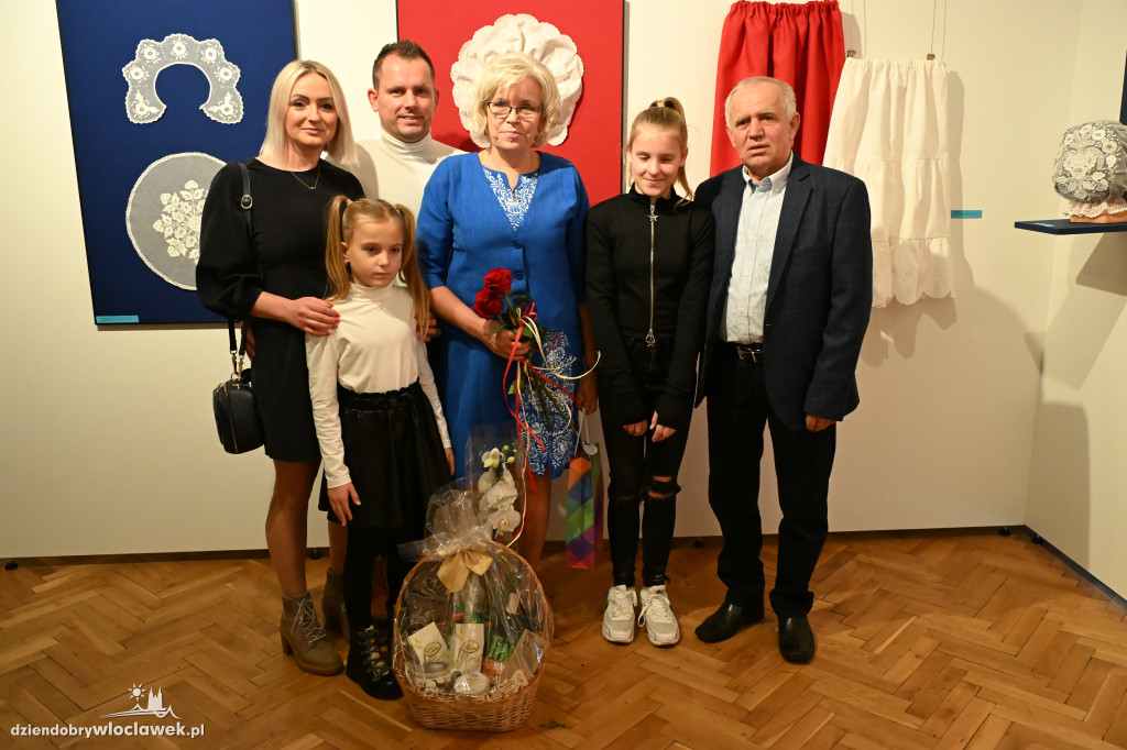 Haftowane, malowane - wystawa Krystyny Zagrabskiej