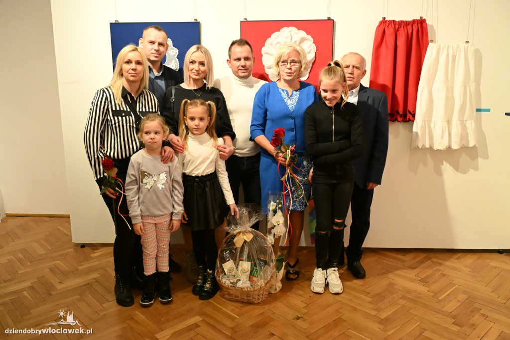 Haftowane, malowane - wystawa Krystyny Zagrabskiej