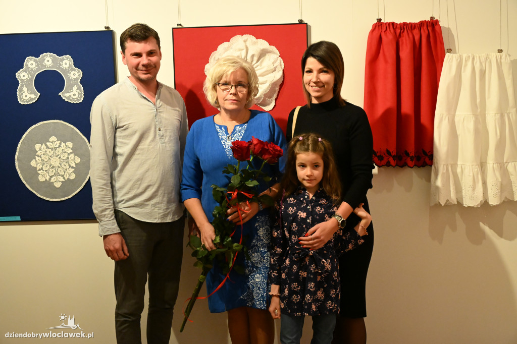 Haftowane, malowane - wystawa Krystyny Zagrabskiej